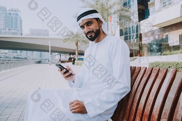 美丽的中间东部男人。穿坎多拉传统的装迪拜肖像阿联酋航空公司