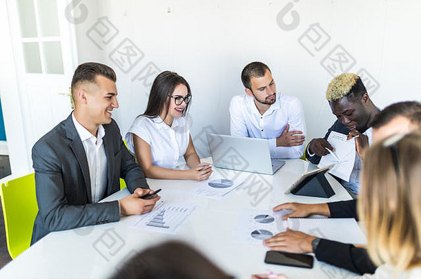 非洲商人解释销售图的同事们会议
