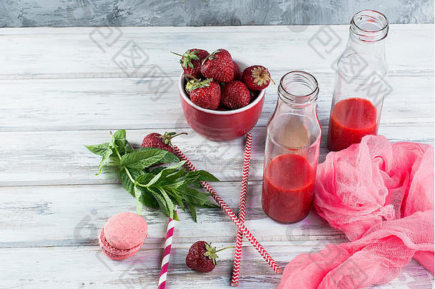 让人耳目一新草莓蓝莓冰沙玻璃瓶特写镜头碗新鲜的strawberrieson表格