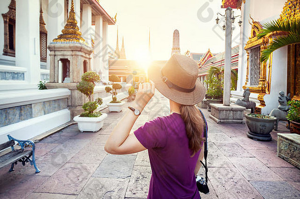 旅游女人他紫色的t恤照片相机什么巨像寺庙日落曼谷泰国