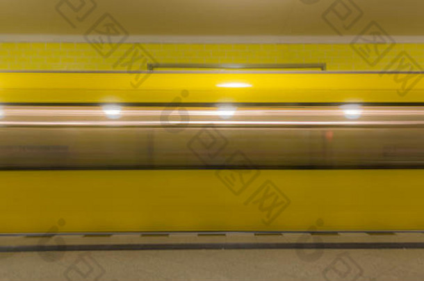 黄色的模糊地下火车进入地铁站