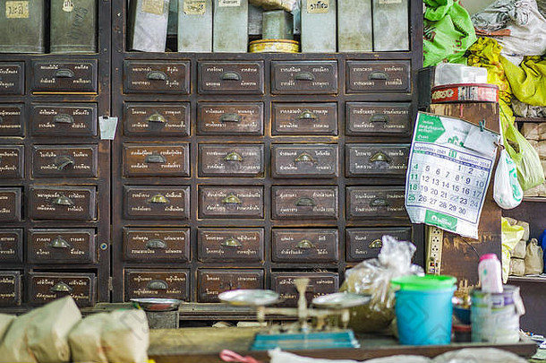 曼谷泰国11月环境当地的古董泰国草商店准备现代化管理买