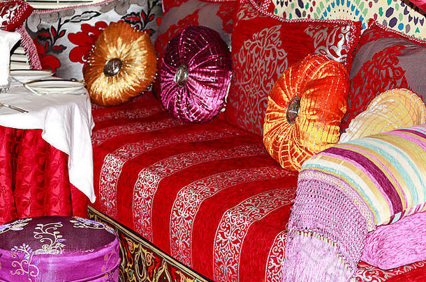 色彩斑斓的摩洛哥沙发垫子