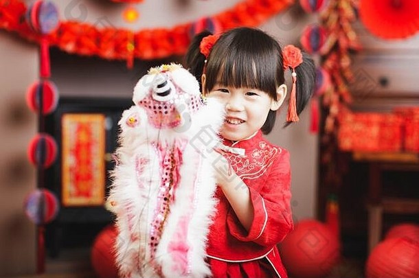 中国人婴儿女孩传统的沙拉酱持有跳舞狮子赵蔡金堡意义财富未来庆祝中国人