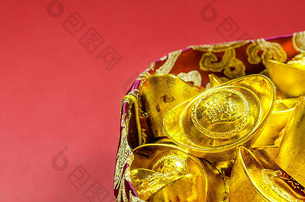中国人黄金锭英语翻译外国文本意味着祝福丰富的运气红色的袋孤立的红色的背景