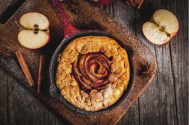 传统的秋天烘焙食谱感恩节自制的全麦苹果galette馅饼有机苹果肉桂铁投锅吸引