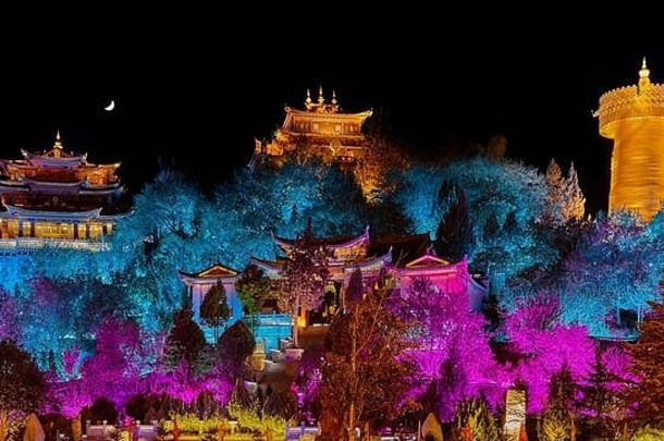 照亮guishan寺庙晚上shangri中国