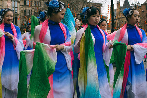 中国人女孩排色彩鲜艳的服装中国人一年