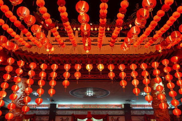 中国农历新年庆祝活动之前更换灯笼内保持寺庙中国人一年