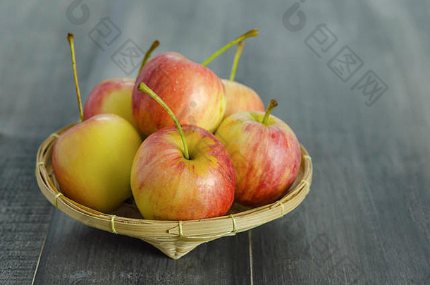 红色的黄色的苹果竹子篮子有机新鲜的水果白色木背景