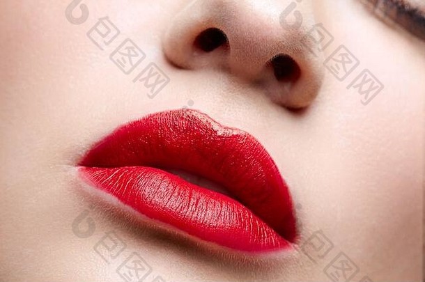 特写镜头宏肖像女红色的嘴唇一天美化妆女孩完美的嘴唇形状