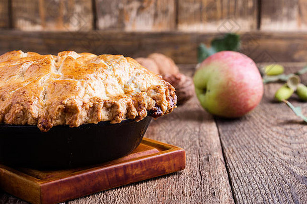 苹果馅饼投铁长柄平底煎锅乡村木表格传统的秋天舒适的甜点