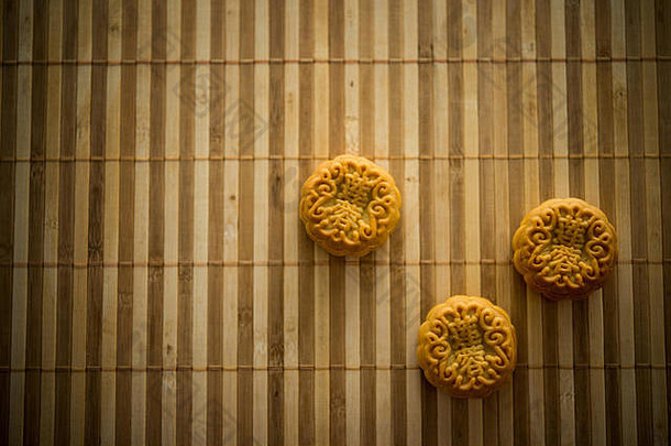传统的糕点月饼吃中秋节日平铺表格前视图黑暗光复制空间中国人字符