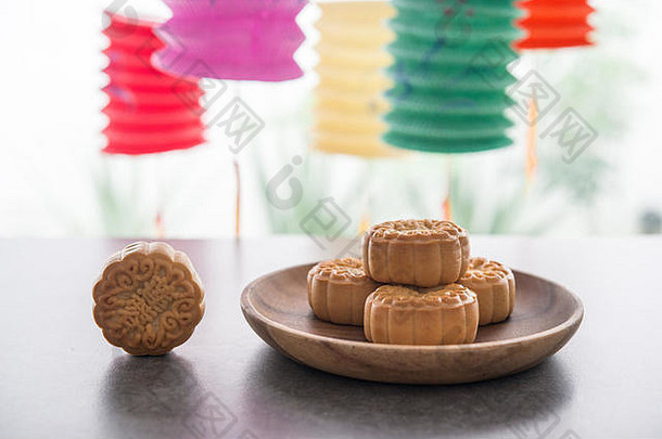 月亮蛋糕传统上烤糕点吃中秋节日灯笼背景中国人字符月饼代表