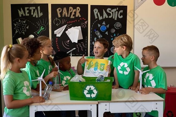 集团小学生穿绿色衬衫白色回收标志站