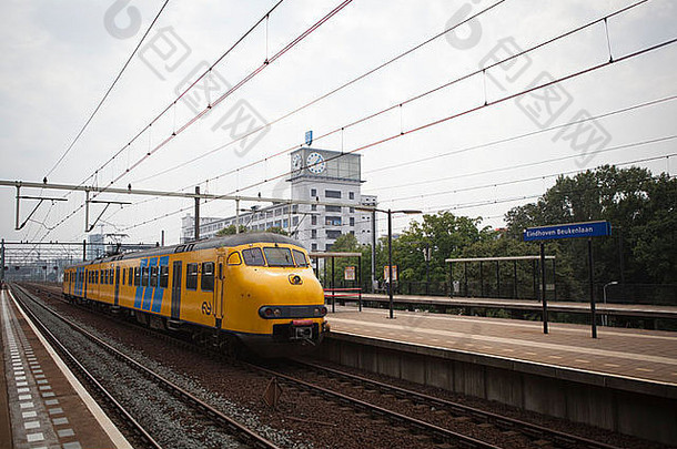 火车通过铁路站荷兰欧洲飞利浦生产网站斯特里普背景恩荷芬