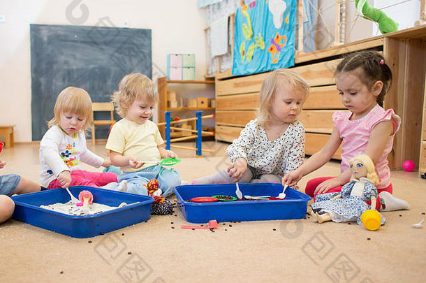 集团孩子们玩幼儿园托儿所中心