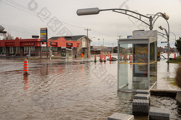 皮埃尔丰兹-罗克斯伯勒魁北克加拿大4月街淹没春天洪水