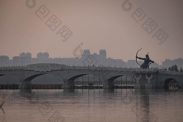 武汉湖北中国10月美丽的武汉日落古老的雕像拱桥