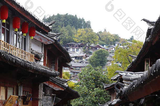 视图街房子花运河古老的城市丽江云南中国