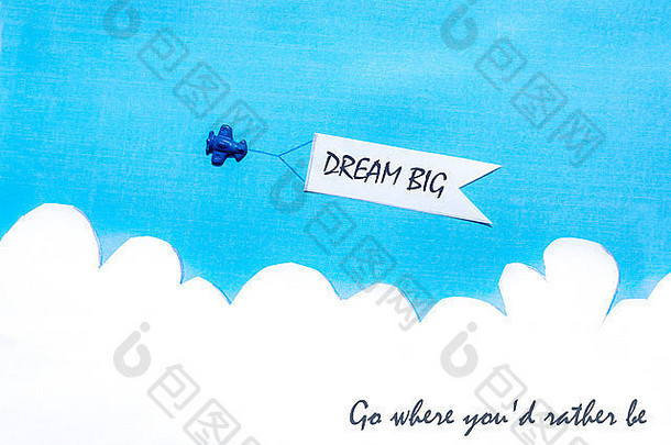 飞机拉白色横幅蓝色的天空云概念梦想大