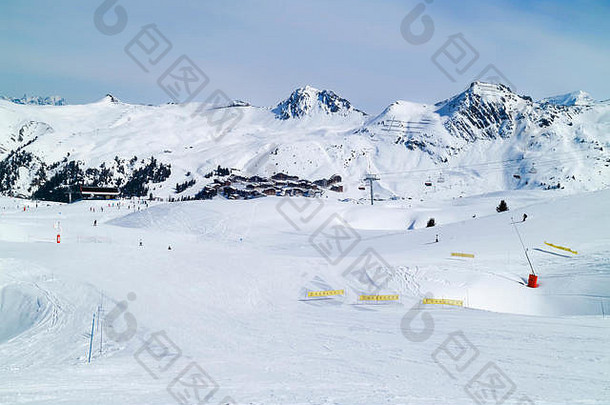 下坡滑雪山坡<strong>上新</strong>鲜的雪<strong>冬</strong>天度假胜地plagne阿尔卑斯山脉法国