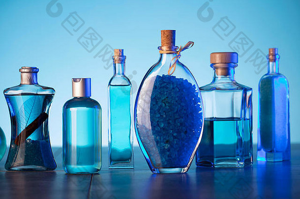 浴水疗中心概念迪菲伦特化妆品玻璃表格蓝色的背景