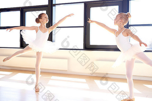 优雅的女孩练习精心设计的芭蕾舞经典芭蕾舞工作室履行梦想