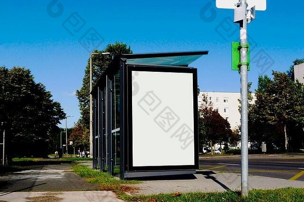 玻璃结构公共汽车避难所街人行道上郁郁葱葱的绿色树夏天场景白色广告面板广告空间白色面板复制空间
