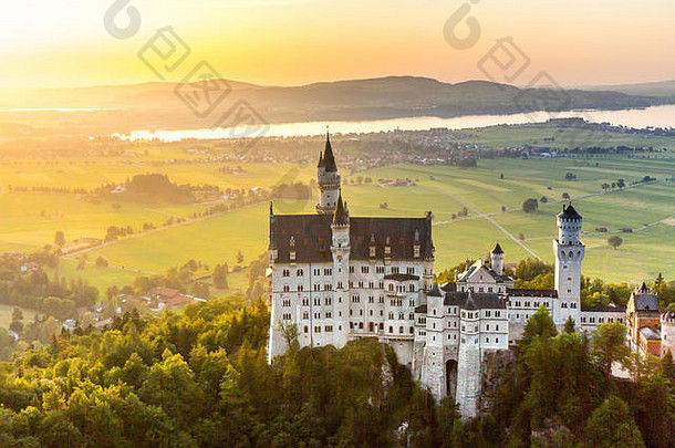 美丽的夏天浪漫的视图新天鹅堡城堡富辛巴伐利亚德国