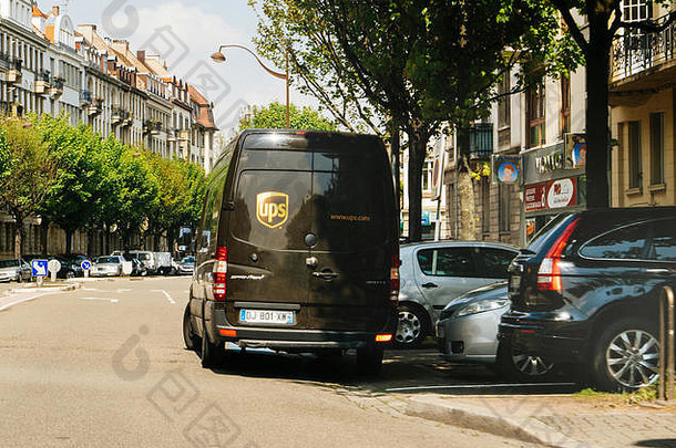 巴黎法国9月回来视图联合包裹曼联包裹服务棕色（的）的交付服务象征通过阳光停街deliverign包裹