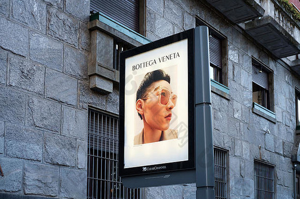 米兰意大利8月博特加veneta商业广告牌显示主要街中心城市