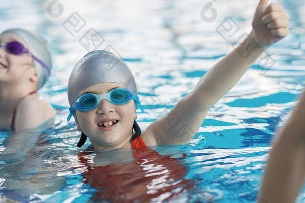 年轻的成功的游泳者构成