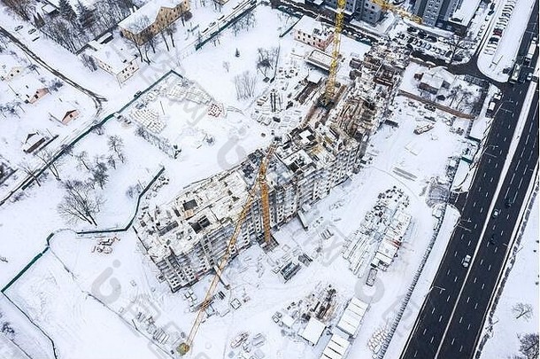 公寓建筑建设塔起重机工作建设网站冬天空中视图