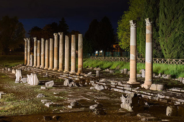 晚上视图列古老的罗马论坛废墟阿奎莱亚⑥绿意盎然意大利