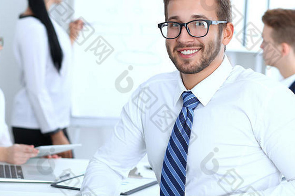 业务人会议办公室焦点快乐的微笑有胡子的男人。穿眼镜会议企业培训头脑风暴人集团成功谈判概念