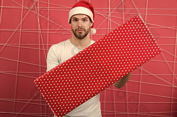 男子气概持有礼物包装红色的包男人。圣诞老人他长盒子粉红色的背景拳击一天概念圣诞节一年现在准备冬天假期庆祝活动复制空间