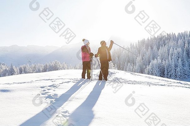 高级夫妇雪覆盖景观持有走波兰人萨特尔贝加尔姆提洛尔奥地利