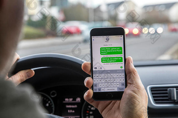 车司机移动电话智能手机开车车写作短信消息