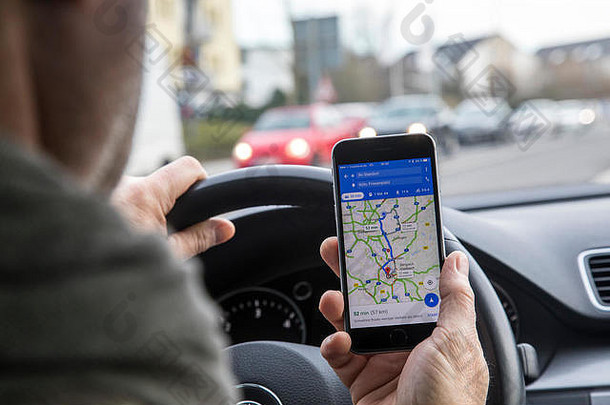 车司机移动电话智能手机开车车导航应用程序