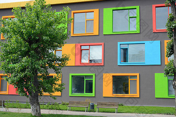 色彩斑斓的外观学校艺术基辅乌克兰