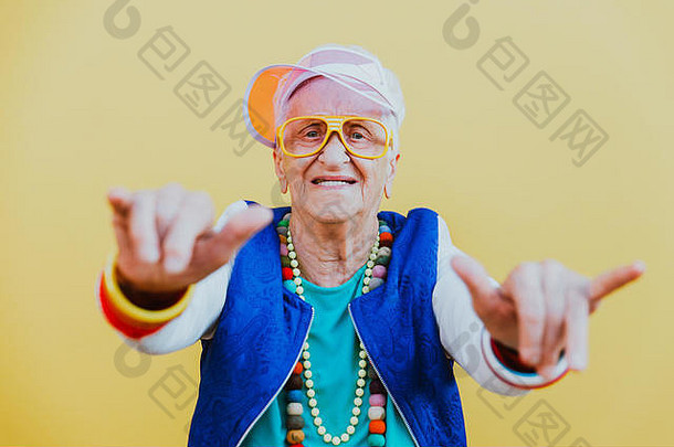 有趣的祖母肖像风格装trapstar跳舞彩色的背景概念资历人