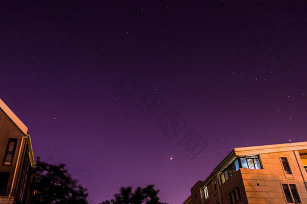 紫色的夜空星星建筑