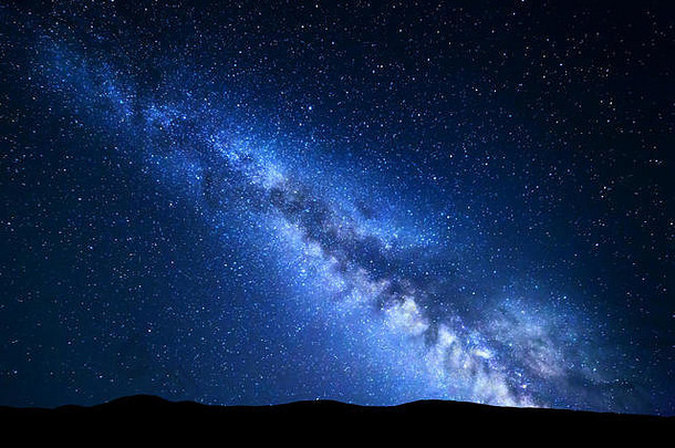 晚上景观充满活力的乳白色的山布满星星的天空山夏天美丽的宇宙空间背景近