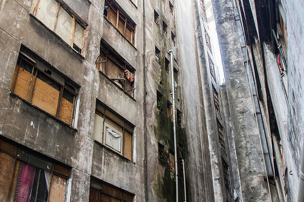 百叶窗使块木被遗弃的被占领的建筑