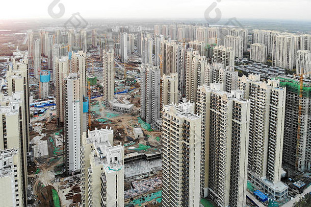 空中视图巨大的建筑网站建设塔起重机建筑块公寓建设发展中部分城市天津中国房地产建设网站