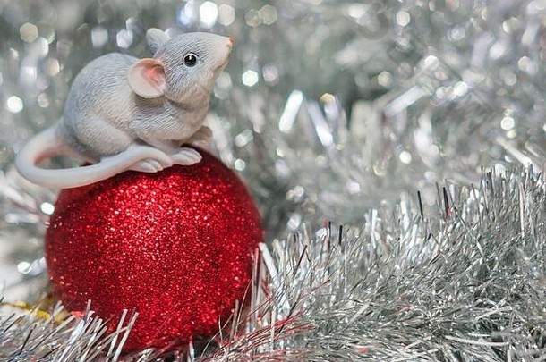 玩具老鼠红色的圣诞节球特写镜头闪亮的银背景散景一年老鼠东部日历