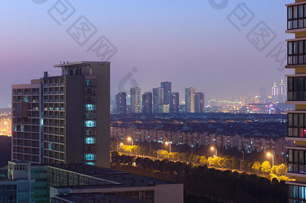 被污染的空气挂高低上升公寓建筑黄昏蜀湖大道中心苏州工业公园苏州中国