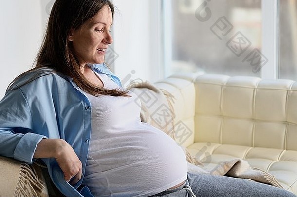 怀孕了女人坐着沙发