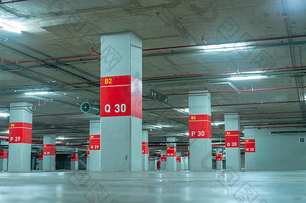 空地下车停车很多地下车停车车库购物购物中心国际机场室内停车区域混凝土地下室